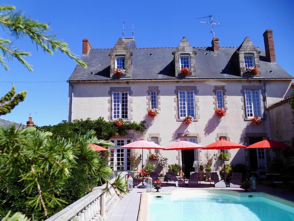 Le Petit Chateau - Tiffauges Proche Puy Dufou Exteriör bild
